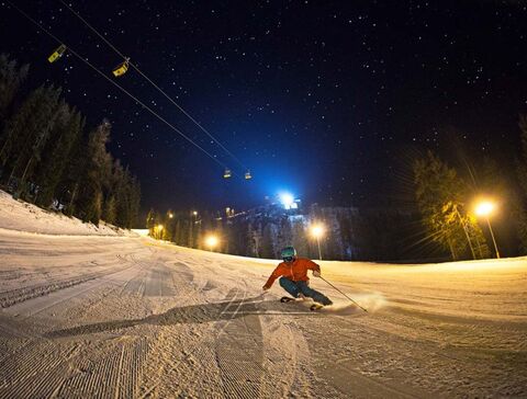 Night skiing on well groomed slopes on the Hochwurzen