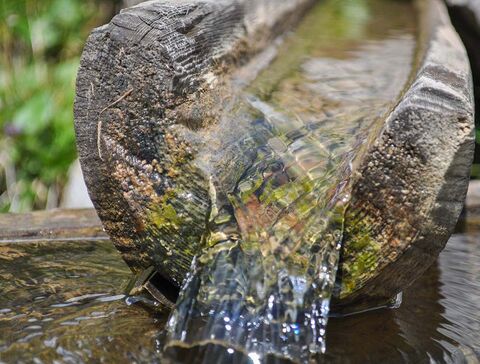 Idyllischer Brunnen mit Wasser