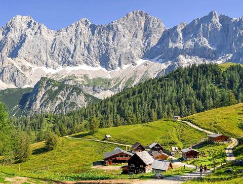 Die Neualm in der Ramsau mit Blick auf den Dachstein