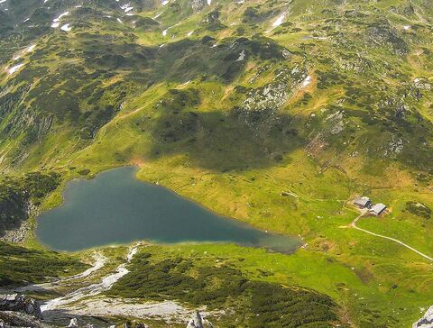 Die Landawirsee Hütte vom Hochgolling aus gesehen