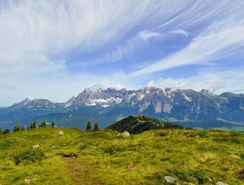 Hochwurzen Hütte mit dem Dachstein im Hintergrund