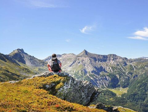 Wanderer blickt auf die Steirische Kalkspitze