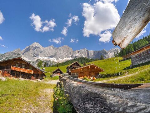 Neualm und der Hohe Dachstein im Sommer