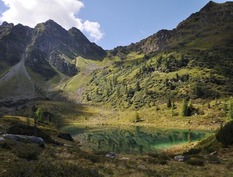 Idyllischer See eingebettet in einen Kessel in den Schladminger-Tauern