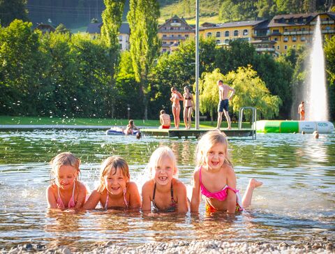 Bathing fun for the whole family on the surrounding lakes
