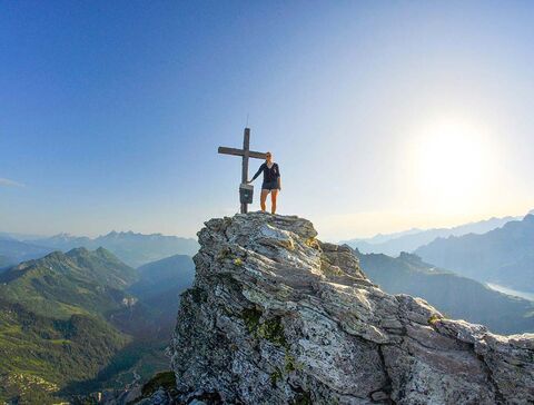 Gipfelkreuz im Sommer mit fantastischer Aussicht