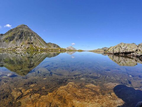 Glitzernder Gebirgssee in den Schladminger-Tauern